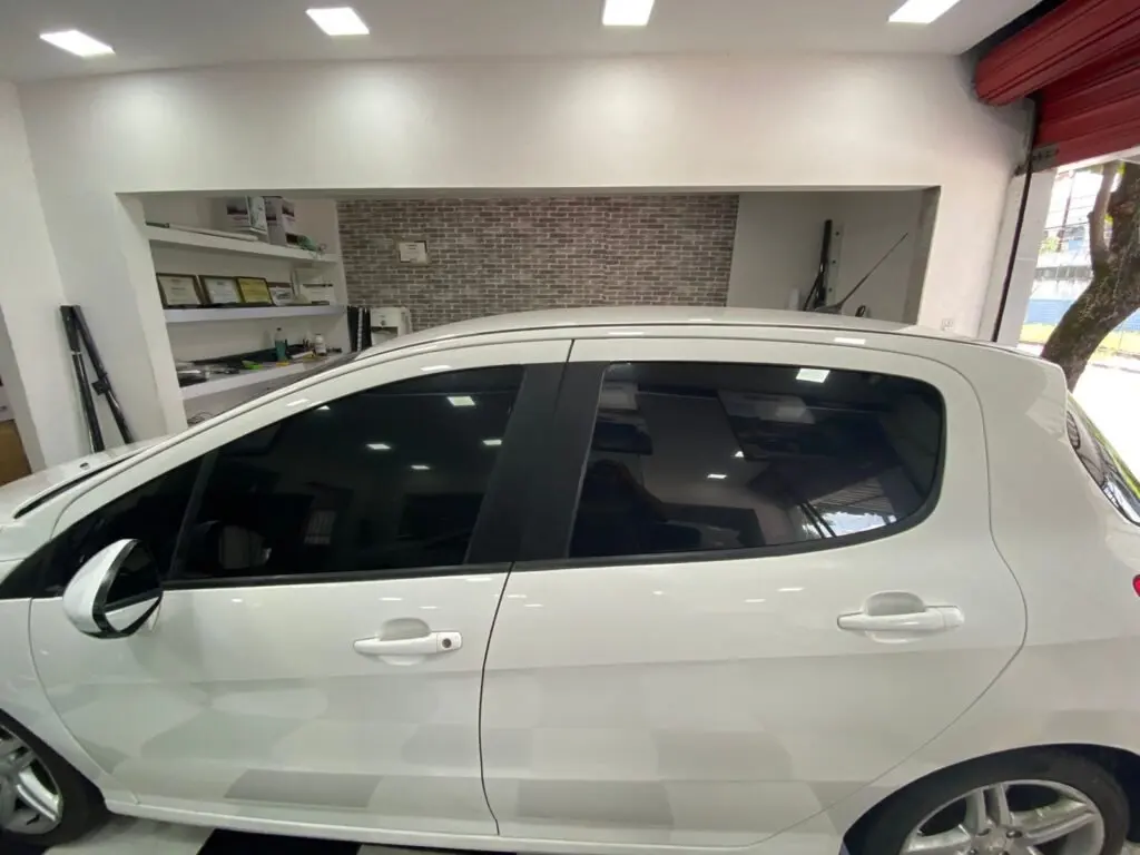 Carro com insulfilm aplicado nos vidros traseiros