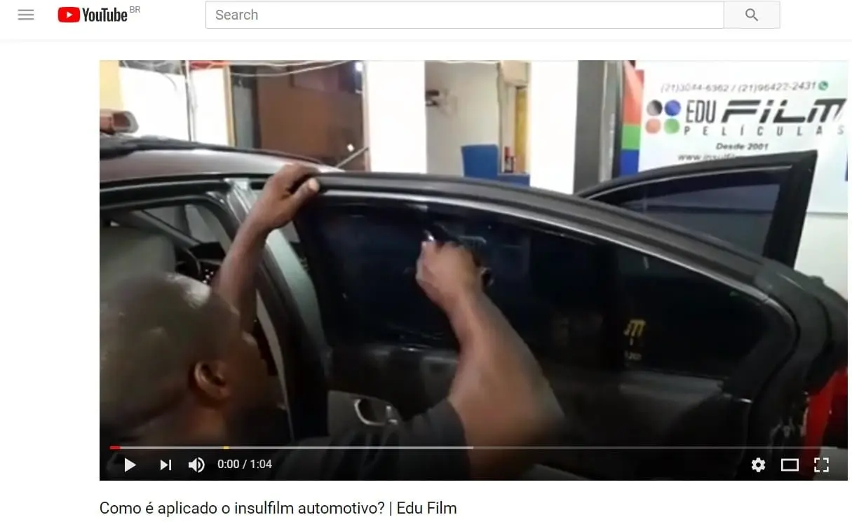 Aplicação de insulfilm automotivo em andamento