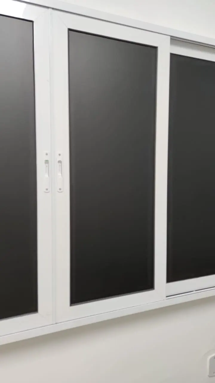 Janela com bloqueio total de luz por película blackout
