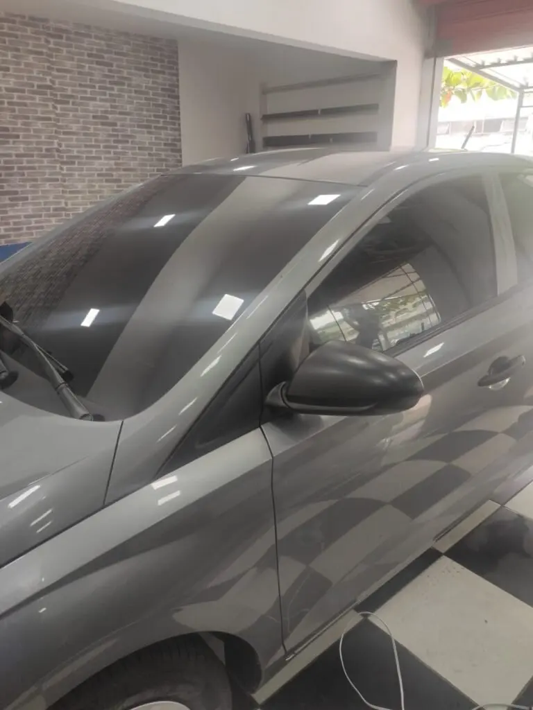 Vidro automotivo escurecido com insulfilm