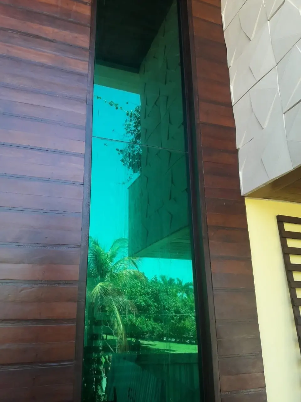 Película espelhada verde em janela de fachada moderna