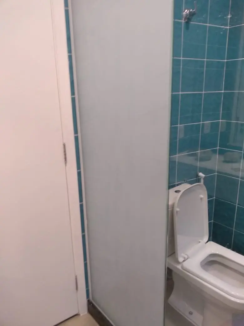 Película jateada aplicada em box de banheiro