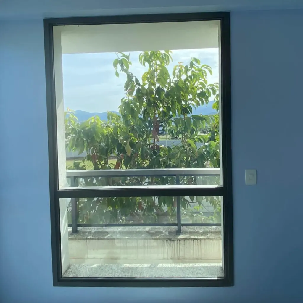 Vidro com película transparente sem alterar a aparência