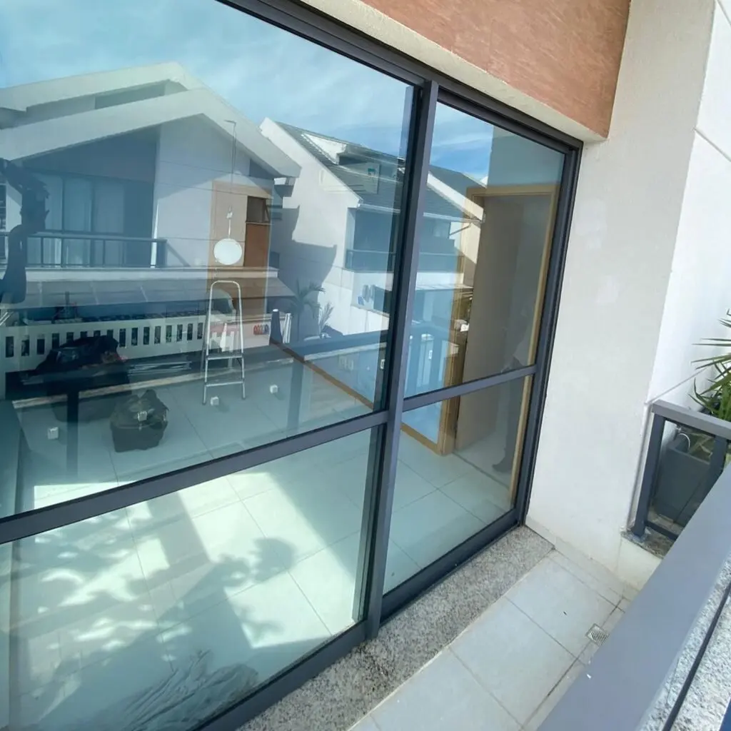 Película transparente em porta de vidro de correr
