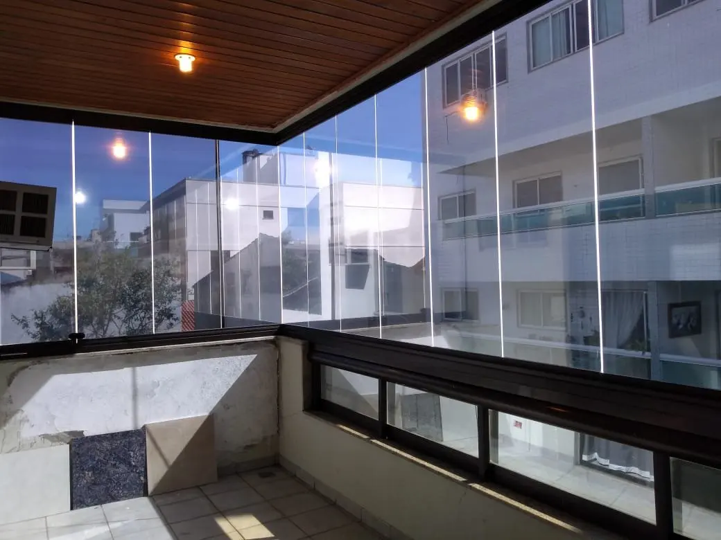 Película transparente em varanda envidraçada